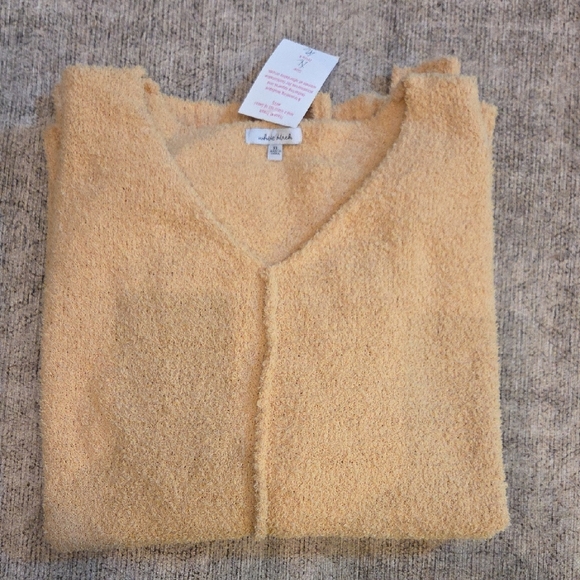 white birch Sweaters - White Birch V-Neck Sweater in A Buttery Yellow Women XL Boutique